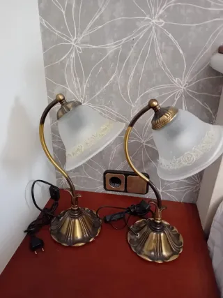 Lámpara de techo y mesita de noche