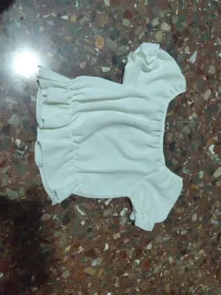 Blusa blanca con volantes