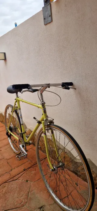 Bicicleta antigua amarilla,ideal para paseo