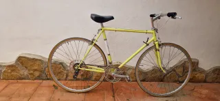 Bicicleta antigua amarilla,ideal para paseo