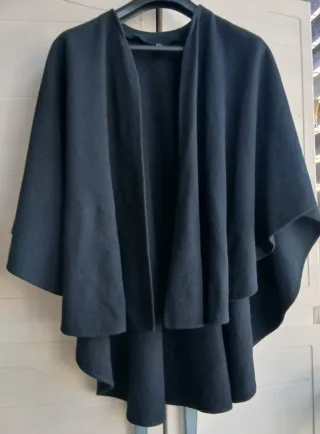 Chal tipo capa negro