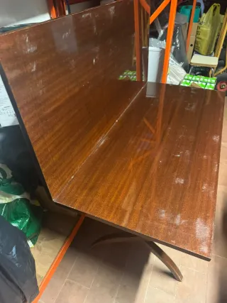 Mesa de madera oscura