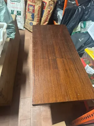 Mesa de madera oscura