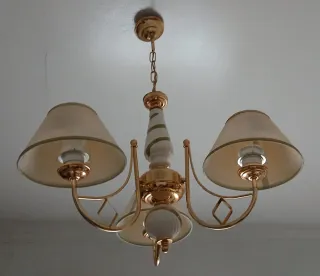 Lámpara de techo dorada y blanca