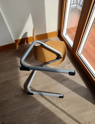 Silla de escritorio de madera y metal.