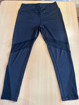 Mallas negras con detalles de transparencias