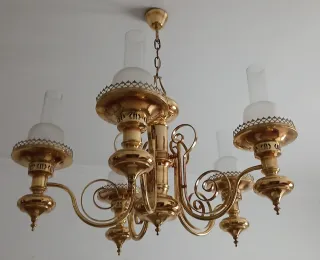 Lámpara de araña dorada