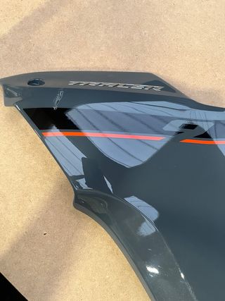 Tapa Izquierda Tracer 9 2025