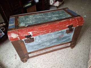 Baúl antiguo madera y metal