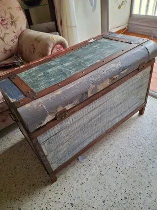 Baúl antiguo madera y metal