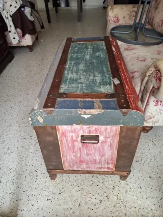 Baúl antiguo madera y metal