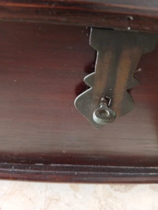 Arcón de madera maciza oscuro