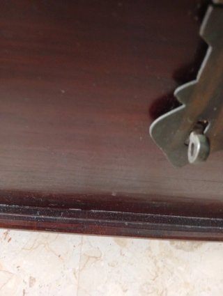 Arcón de madera maciza oscuro