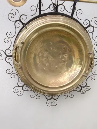 Brasero cobre dorado con soporte.
