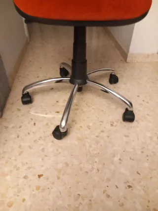Silla de oficina con 5 ruedas, aluminio.