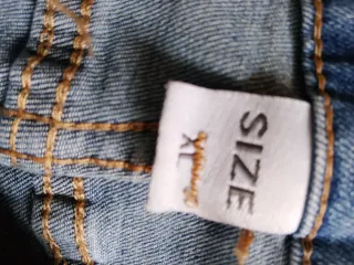 Vaqueros ajustados desgastados