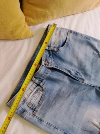 Vaqueros ajustados desgastados