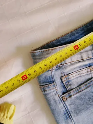 Vaqueros ajustados desgastados