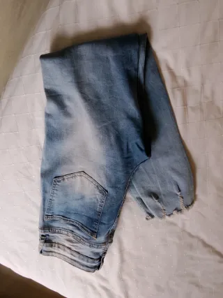 Vaqueros ajustados desgastados