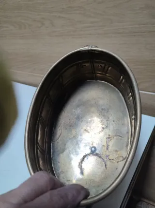 Macetero de bronce ovalado con asas