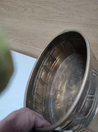 Macetero de bronce ovalado con asas