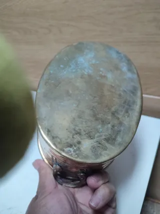 Macetero de bronce ovalado con asas