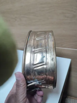 Macetero de bronce ovalado con asas