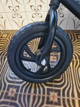 Bicicleta de equilibrio negra