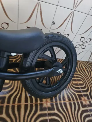 Bicicleta de equilibrio negra