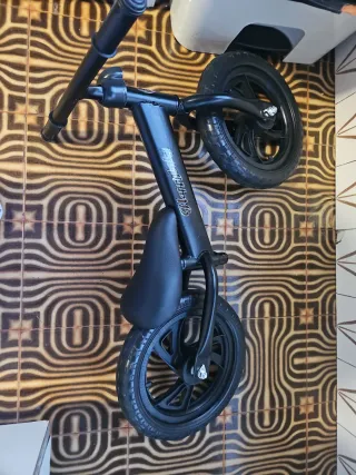 Bicicleta de equilibrio negra