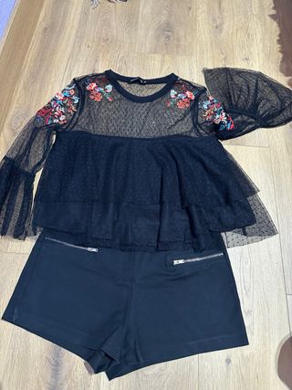 Blusa transparente bordada y shorts negros