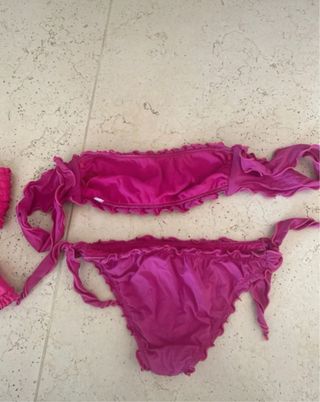 Set bikini fucsia con volantes