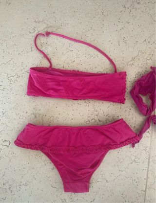 Set bikini fucsia con volantes