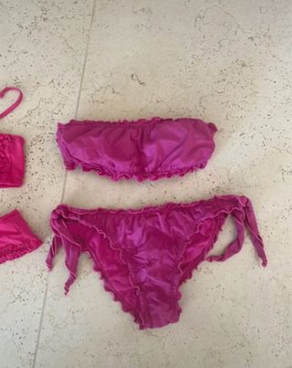 Set bikini fucsia con volantes