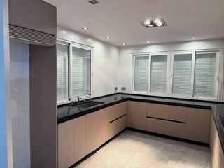 Mueble de cocina modular beige y negro