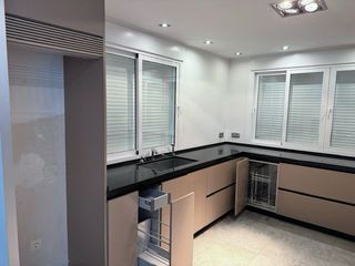 Mueble de cocina modular beige y negro