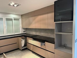 Mueble de cocina modular beige y negro