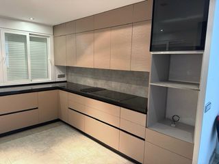 Mueble de cocina modular beige y negro