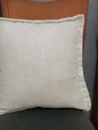 Cojín decorativo plateado con purpurina