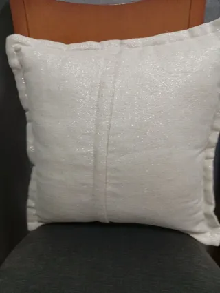 Cojín decorativo plateado con purpurina
