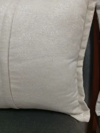 Cojín decorativo plateado con purpurina