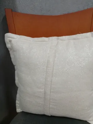 Cojín decorativo plateado con purpurina