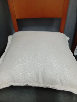 Cojín decorativo plateado con purpurina
