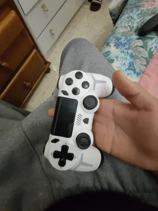 PS4 Slim 500GB + 2 Mandos + 2 Juegos