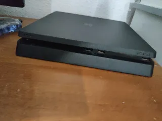 PS4 Slim 500GB + 2 Mandos + 2 Juegos