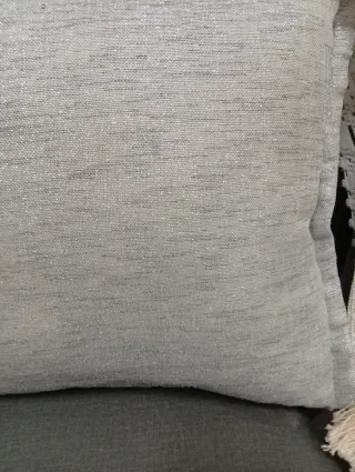 Cojín decorativo plateado con purpurina.