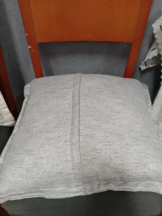 Cojín decorativo plateado con purpurina.