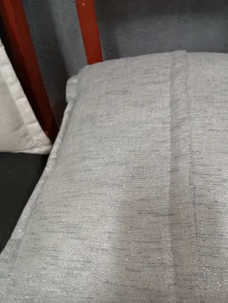 Cojín decorativo plateado con purpurina.