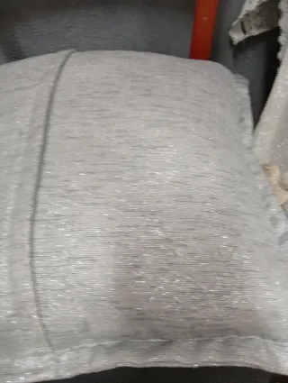 Cojín decorativo plateado con purpurina.