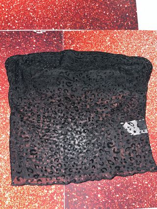 Top negro con estampado de leopardo